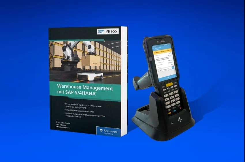 Buch%20Warehouse%20Management%20mit%20SAP%20S4HANA%20neben%20einem%20Zebra%20Handscanner%20in%20einer%20Dockingstation%20als%20Darstellung%20von%20mobilen%20SAP%20EWM%20Prozesswerkzeugen.