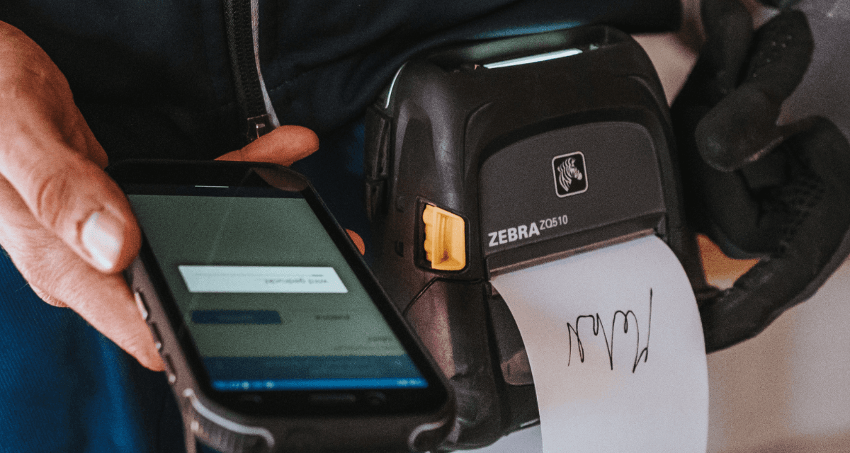 Mobiles%20Ger%E4t%20im%20Einsatz%20mit%20einem%20Zebra%20ZQ510%20mobilen%20Bondrucker%20zur%20Erfassung%20von%20Zahlungen