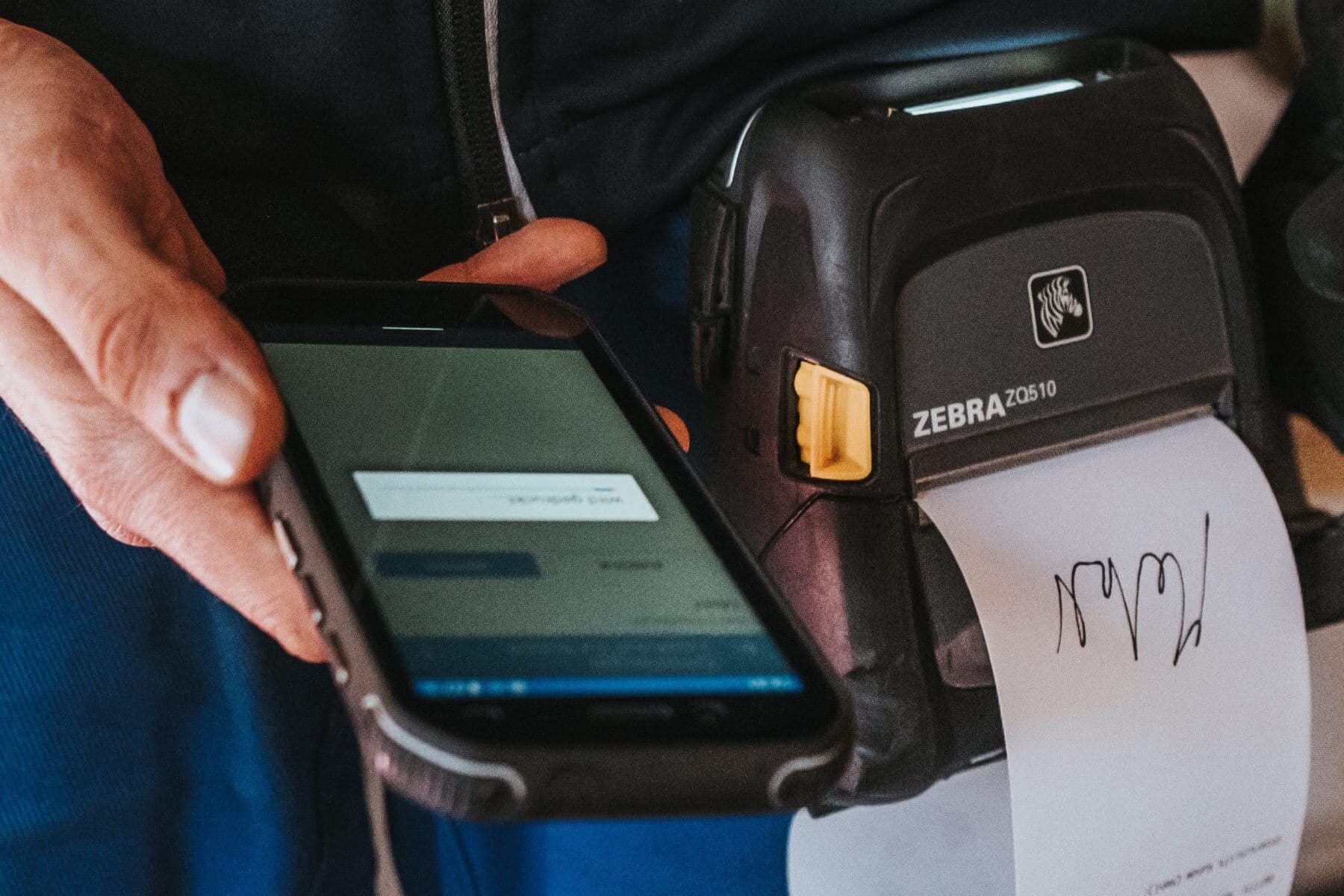 Mobiles%20Ger%E4t%20im%20Einsatz%20mit%20einem%20Zebra%20ZQ510%20mobilen%20Bondrucker%20zur%20Erfassung%20von%20Zahlungen