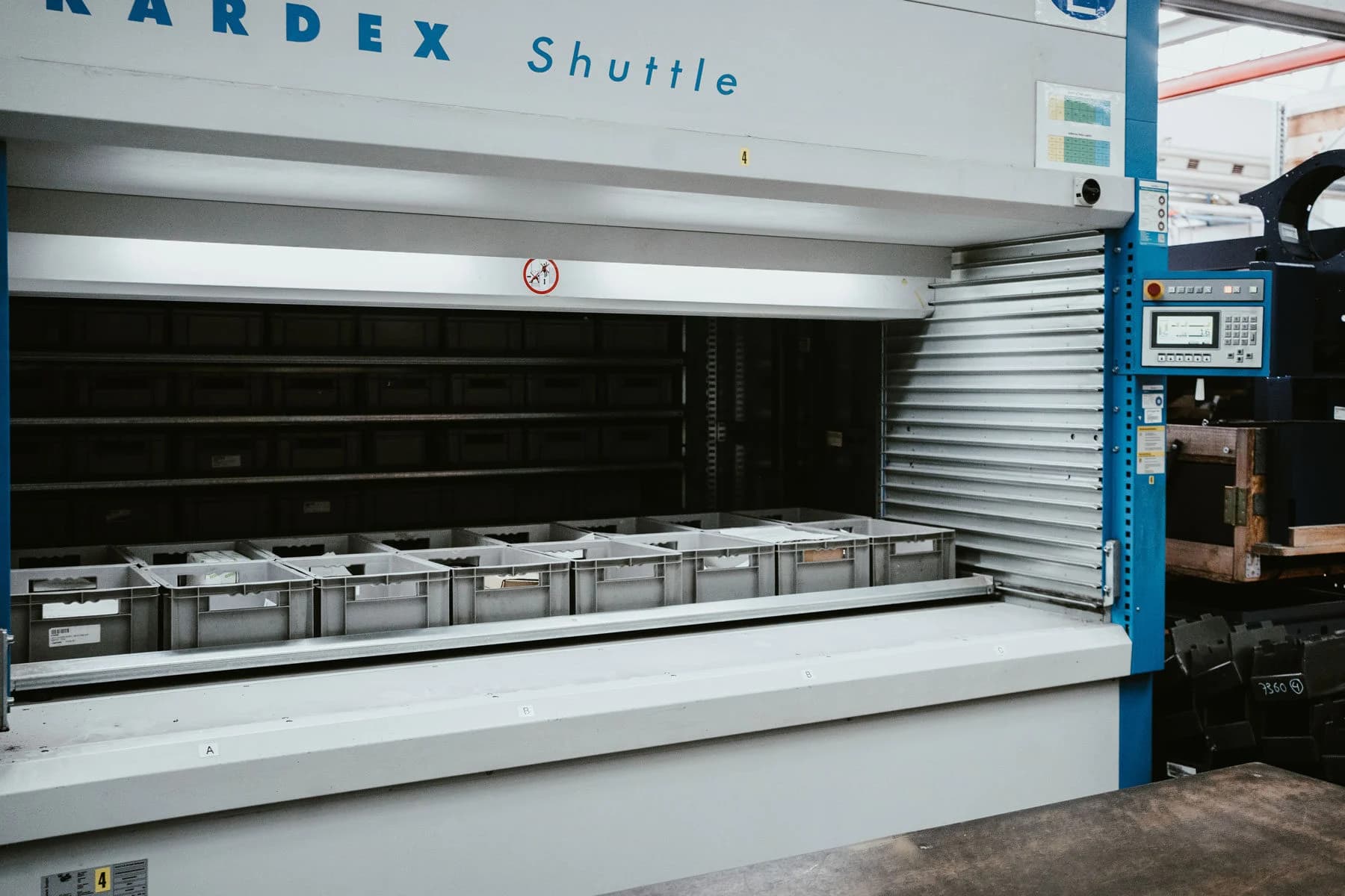 Automatisches%20Kardex%20Shuttle%20Vertikalliftsystem%20mit%20sichtbaren%20Tablaren%20%u2013%20veranschaulicht%20das%20Integrationspotenzial%20mit%20SAP%20WM%20und%20EWM%20%FCber%20mobile%20L%F6sungen%20wie%20Ontego%20zur%20Optimierung%20der%20Kleinteilelagerung%2C%20Beschleunigung%20von%20Ein-%20und%20Auslagerung%20sowie%20Reduzierung%20der%20manuellen%20Eingabezeit%20durch%20intelligente%20Synchronisation.